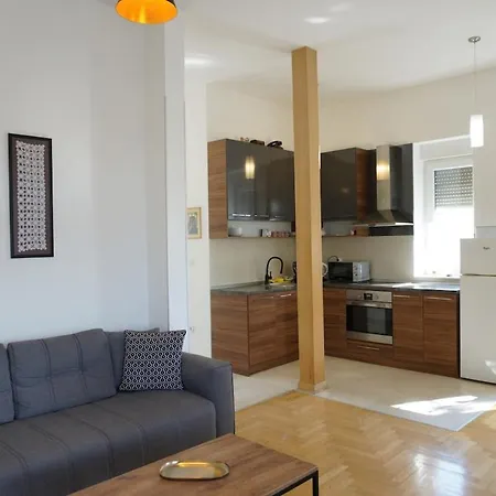 Center 2bdr Additional Living King Bed 4 Pers 公寓 *