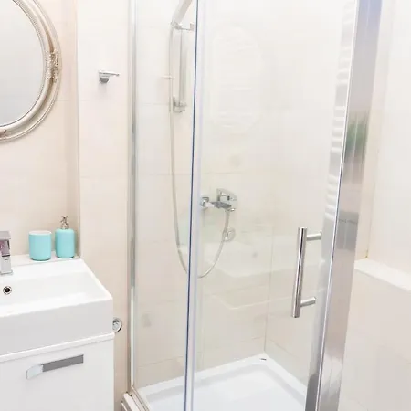 Center 2bdr Additional Living King Bed 4 Pers 贝尔格莱德