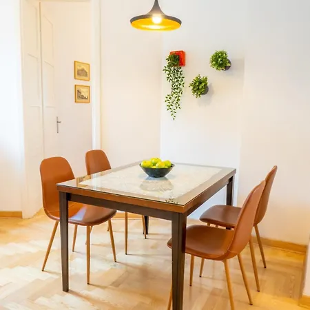 Apartmán Center 2bdr Additional Living King Bed 4 Pers