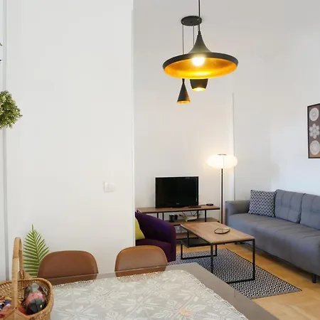 Center 2bdr Additional Living King Bed 4 Pers 公寓